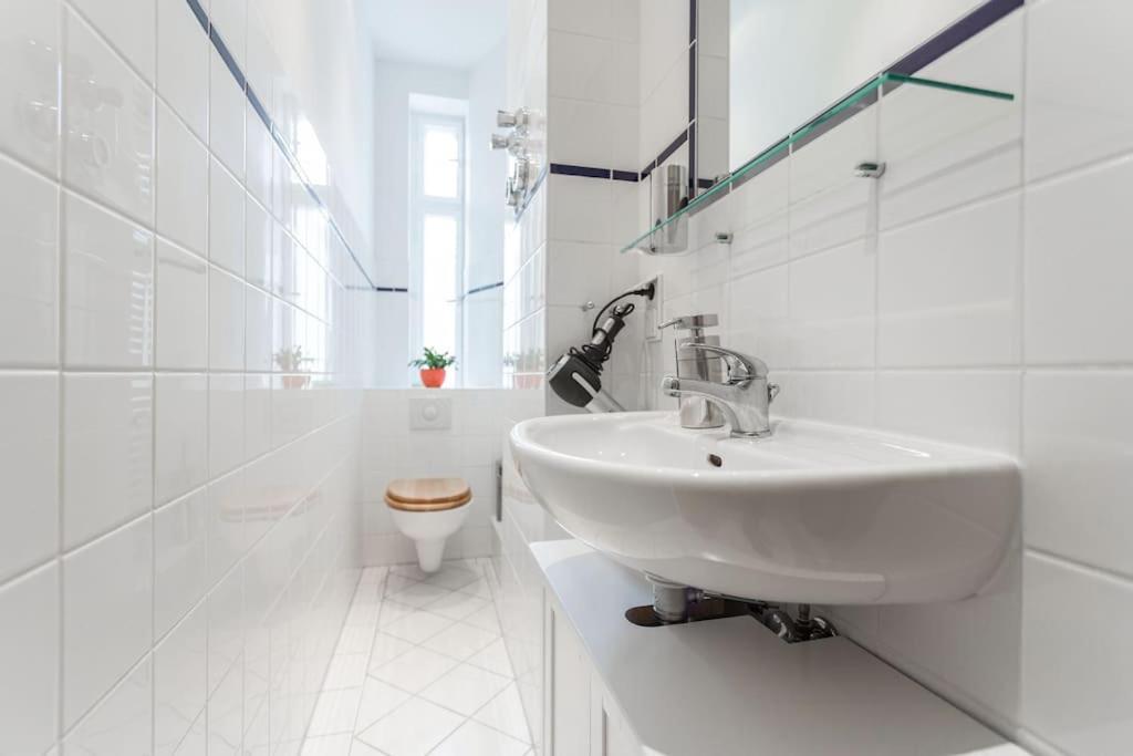 Zentrale Altbauwohnung Im Helmholtzkiez Берлін Екстер'єр фото