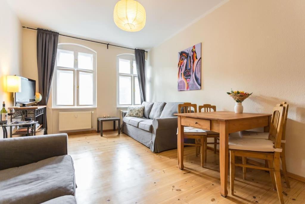 Zentrale Altbauwohnung Im Helmholtzkiez Берлін Екстер'єр фото