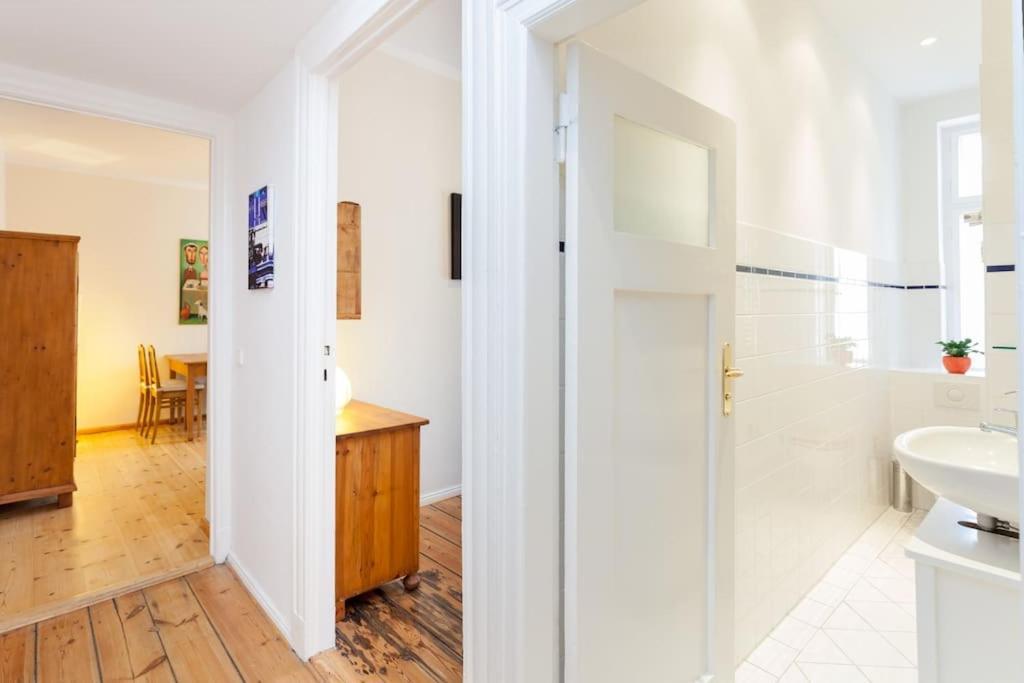 Zentrale Altbauwohnung Im Helmholtzkiez Берлін Екстер'єр фото